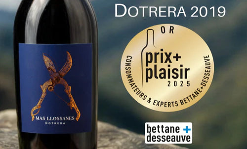 BOUTEILLE DE VIN ROUGE ET FOND DE MONTAGNE